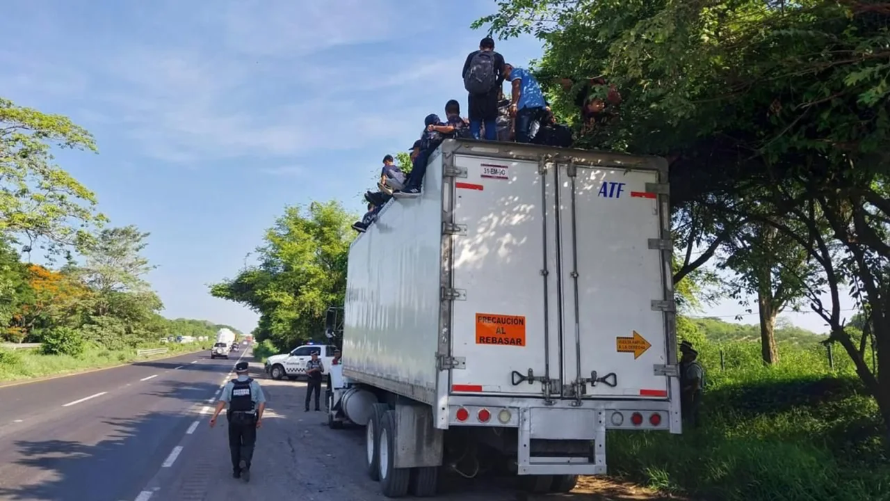 Seis imigrantes foram resgatadas de baú de caminhão na Inglaterra