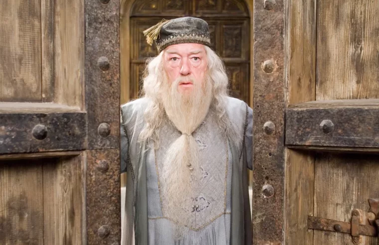 Ergam suas varinhas! Morre Michael Gambon, o eterno professor Dumbledore, aos 82 anos 