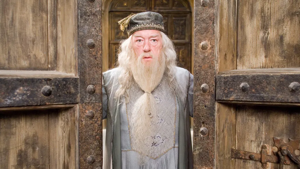 Ergam suas varinhas! Morre Michael Gambon, o eterno professor Dumbledore, aos 82 anos 