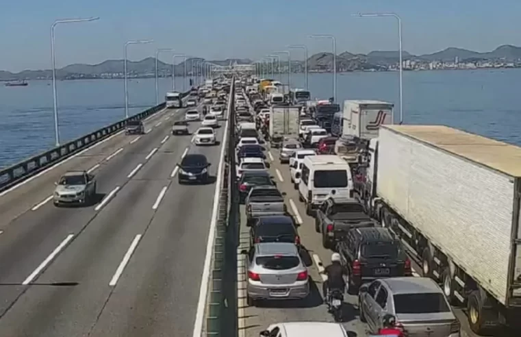 Capotamento na Ponte Rio-Niterói deixa 2 feridos e aumenta tempo de travessia