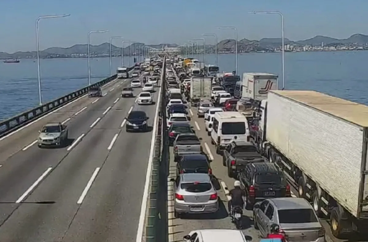 Capotamento na Ponte Rio-Niterói deixa 2 feridos e aumenta tempo de travessia