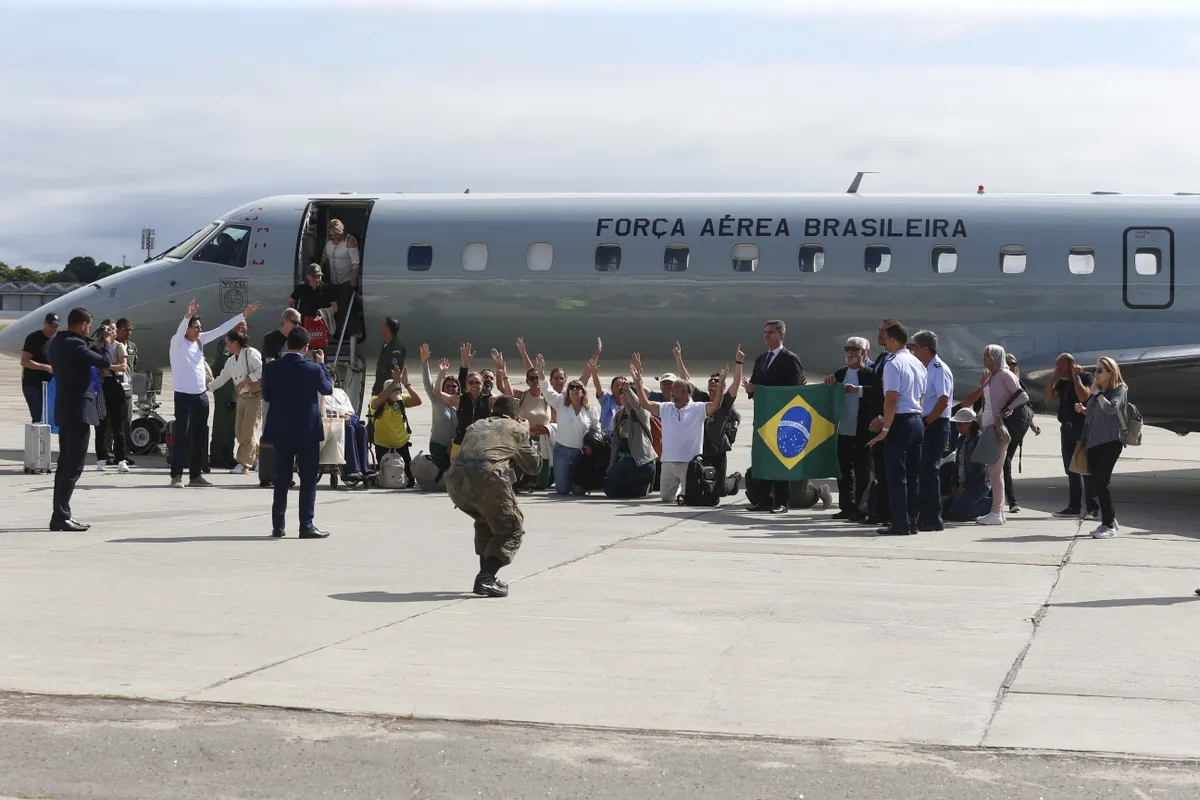 Brasil é o primeiro país a repatriar cidadãos vindos de Israel, segundo ministro