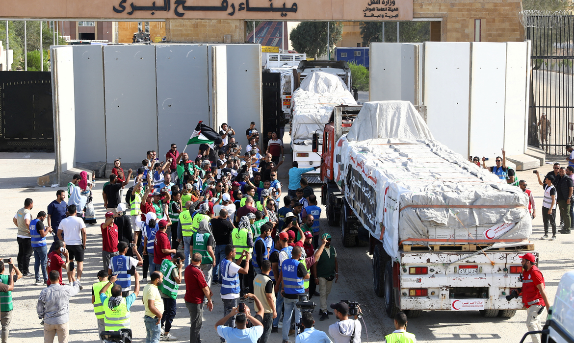 Mais 33 caminhões chegam com suprimentos em Gaza, mas ajuda ainda é insuficiente