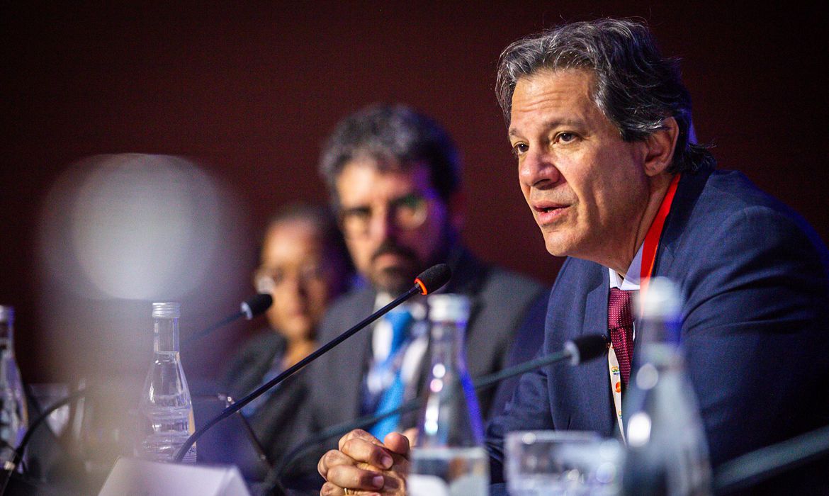 Após reunião, Haddad anuncia corte de R$ 25 bilhões em despesas obrigatórias