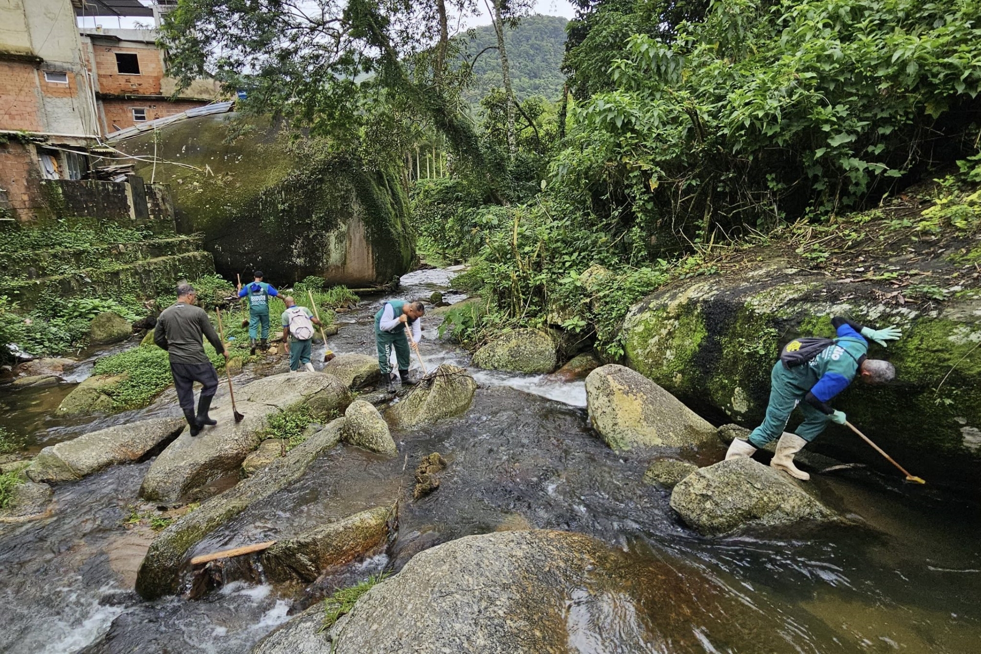 Prefeitura do Rio promove ação de limpeza dos rios no Alto da Boa Vista