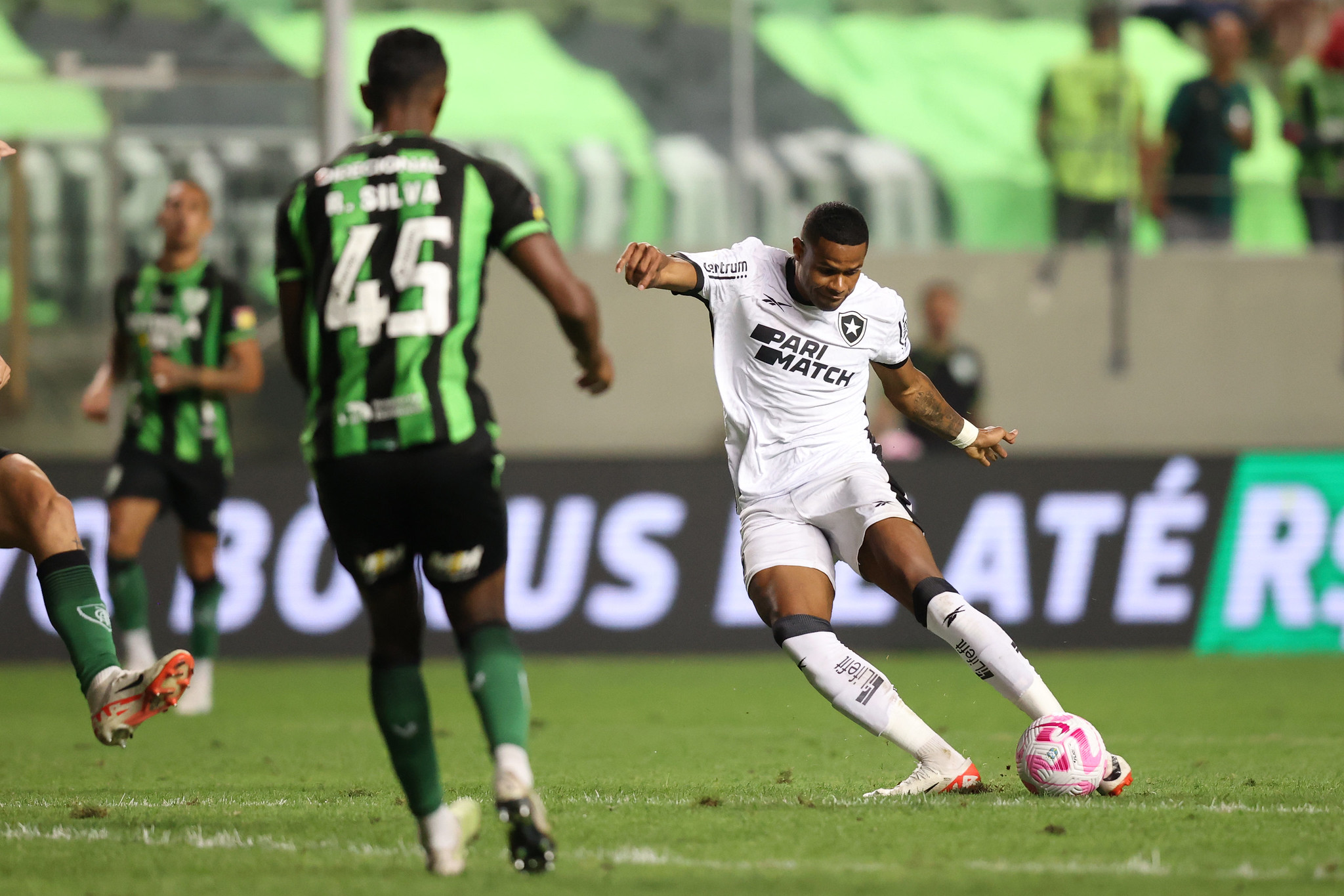 #Brasileirão: Botafogo ganha de 2 a 1 do América-MG e se distancia do 2° colocado