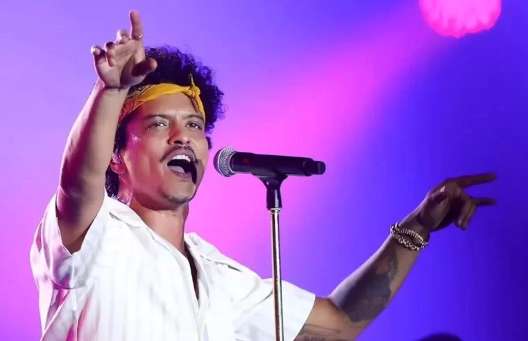 Bruno Mars cancela show em Israel e aguarda para sair do país