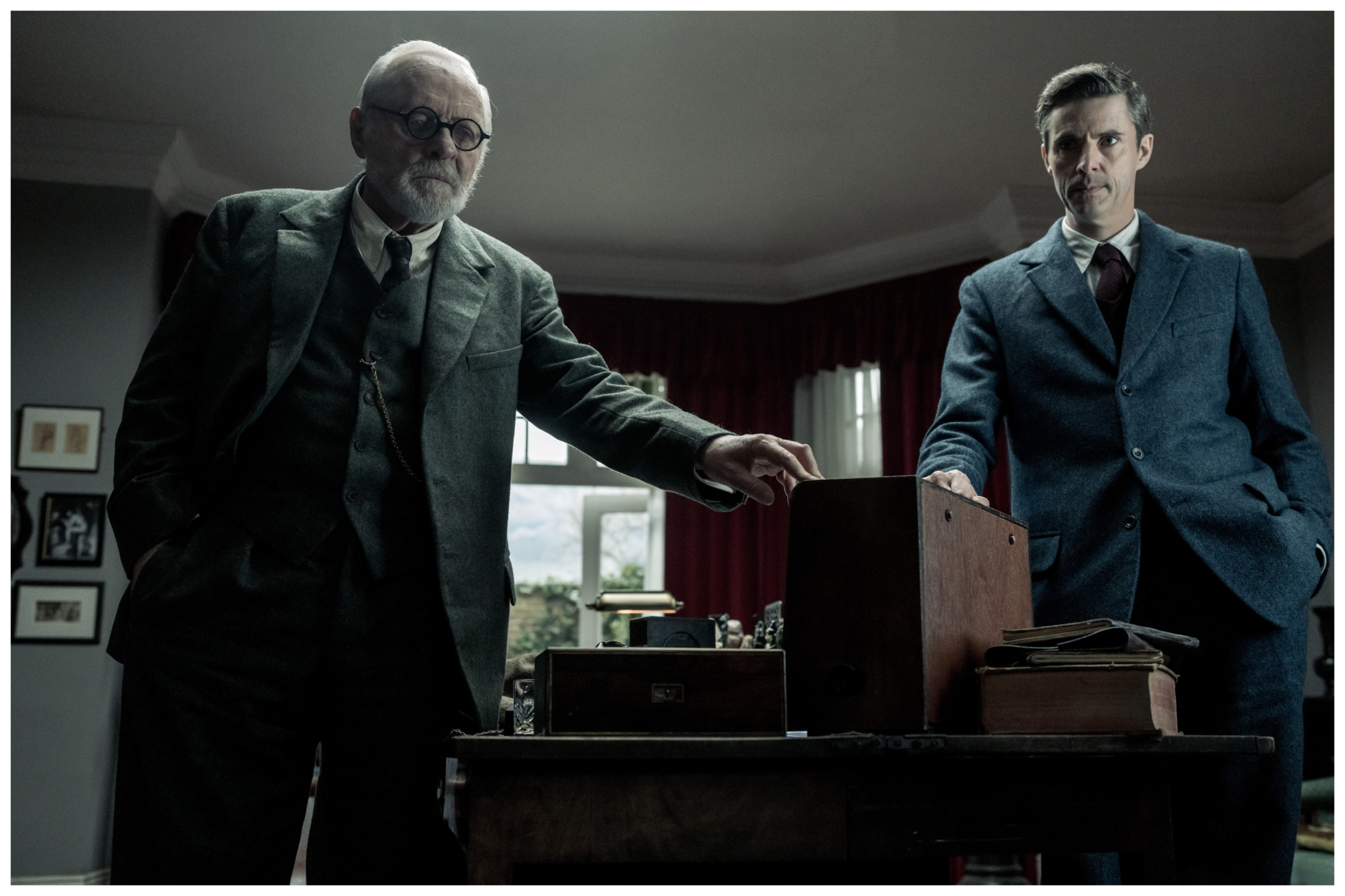 Anthony Hopkins e Matthew Goode debatem no trailer de ‘Freud’s Last Lession’