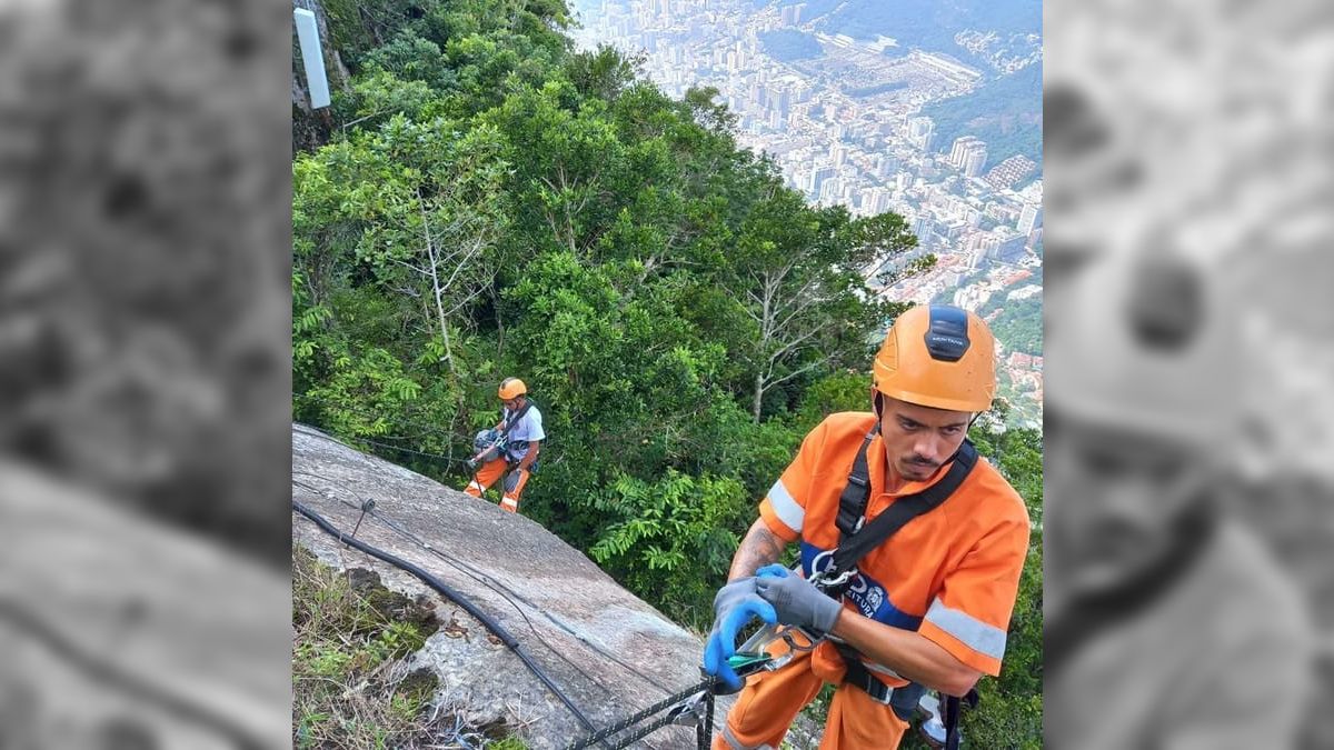 Garis alpinistas da Comlurb limpam encosta do Cristo Redentor