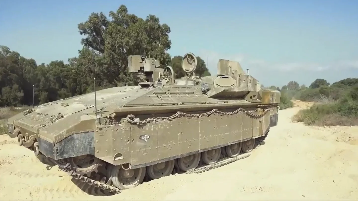 Tanque ultra moderno chega à fronteira da Faixa de Gaza