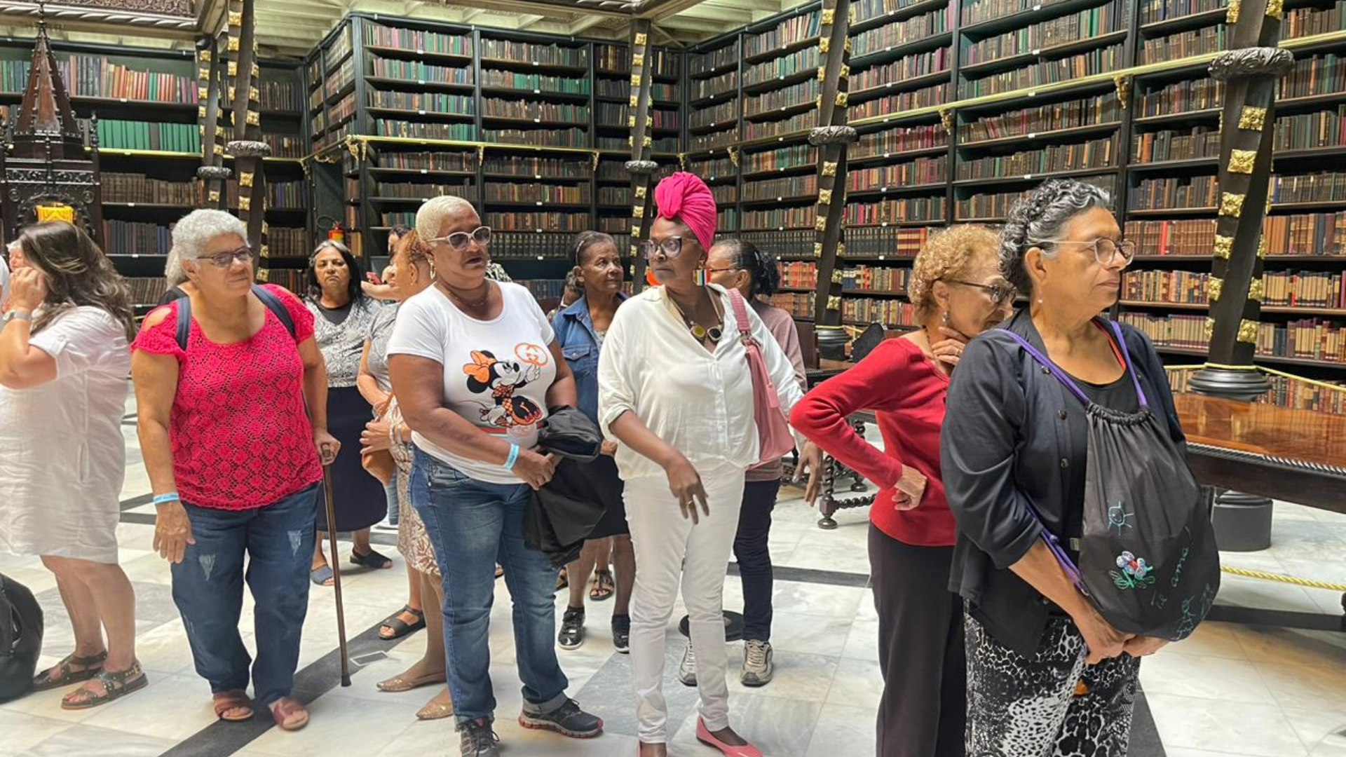 Prefeitura leva idosos para programa cultural no Real Gabinete Português de Leitura