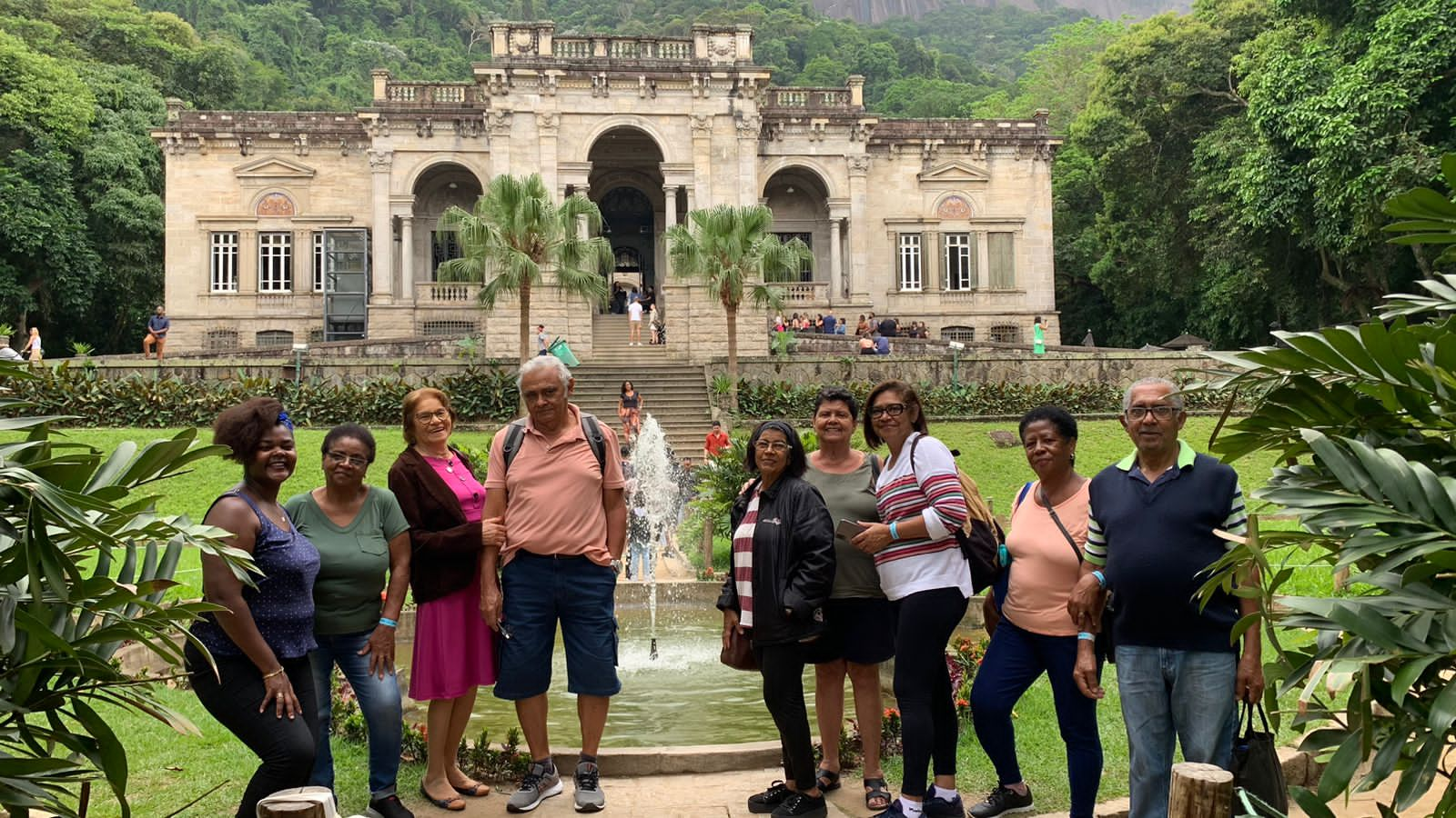 Prefeitura leva moradores da comunidade Boca do Mato para visitar o Parque Lage