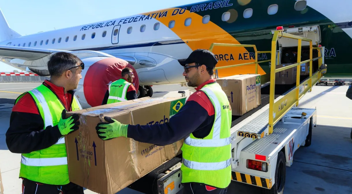 Avião presidencial decola para o Egito levando kits humanitários