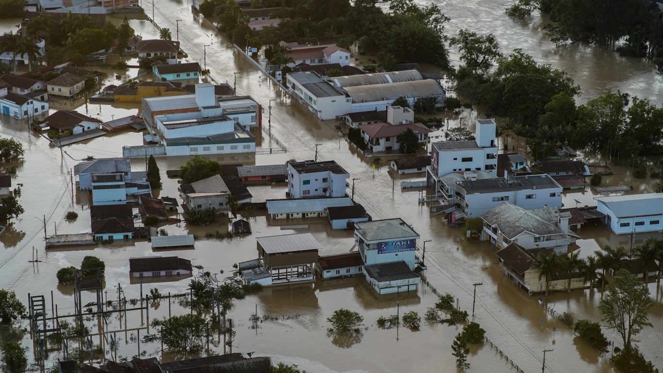 SC adota toque de recolher para prevenir furtos à casa atingidas por chuva forte