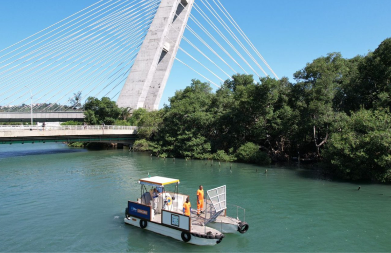 Embarcações da Comlurb reforçam limpeza em lagoas Rodrigo de Freitas e da Barra