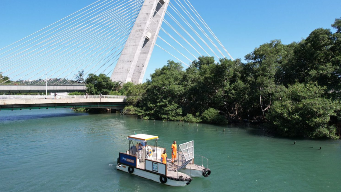 Embarcações da Comlurb reforçam limpeza em lagoas Rodrigo de Freitas e da Barra