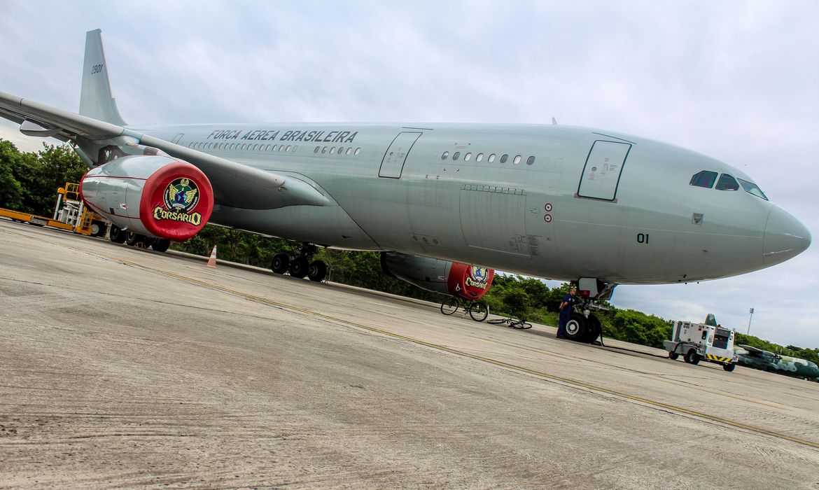 Último avião da FAB da 1ª fase de repatriados da guerra, em Israel, chega ao Brasil