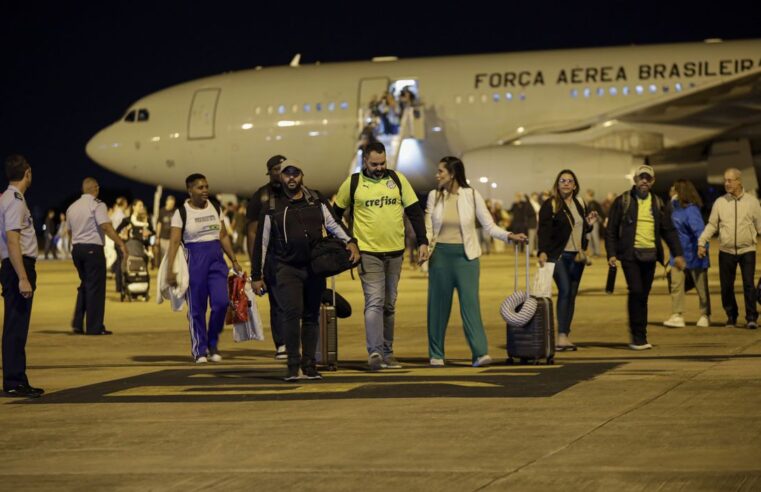 Cariocas resgatados em Israel pousaram na cidade na manhã de quarta-feira