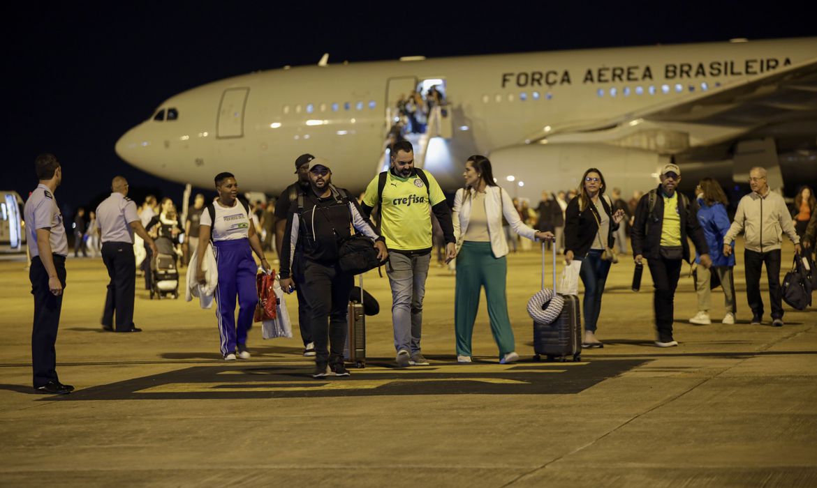 Cariocas resgatados em Israel pousaram na cidade na manhã de quarta-feira