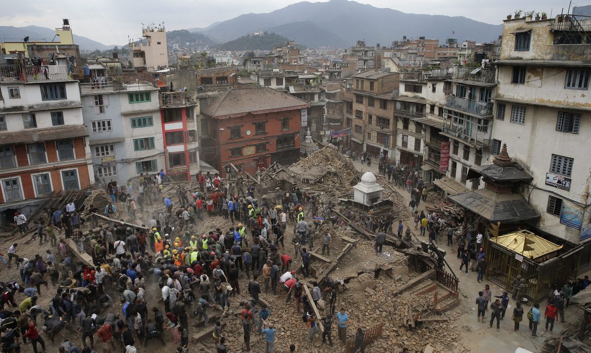 Terremotos seguidos de deslizamento deixam um morto e 16 feridos no Nepal