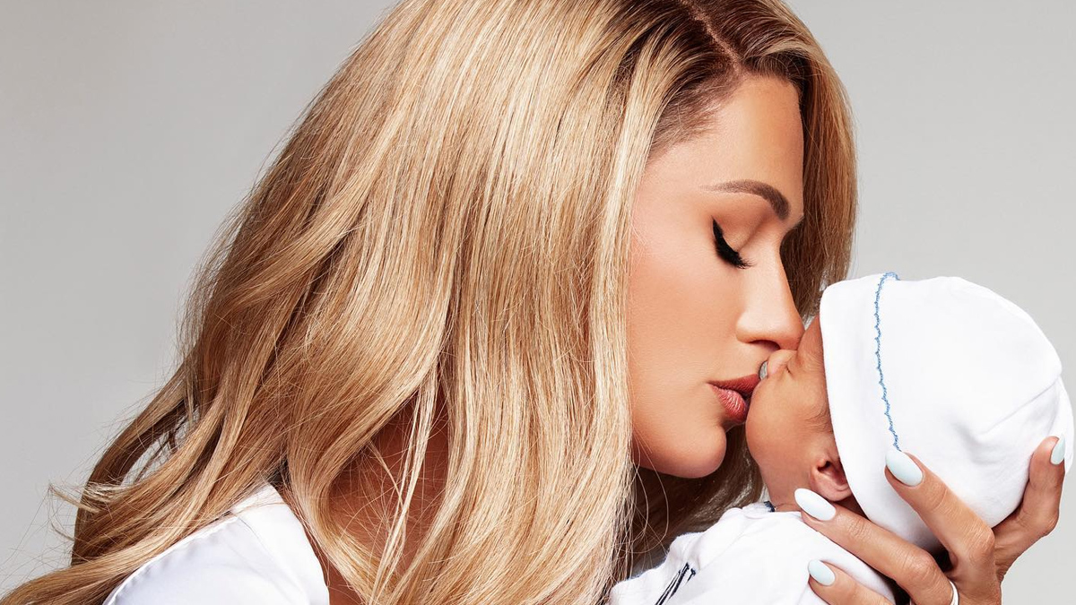 Paris Hilton bloqueia mensagens em fotos do seu filho, após comentários maldosos