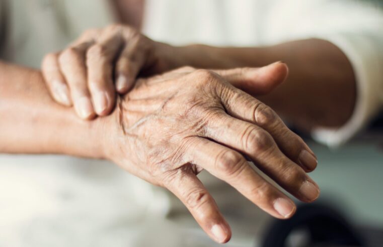 Pacientes com Parkinson gastam metade da renda mensal com tratamento