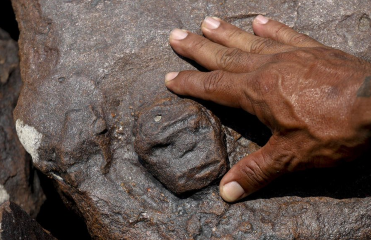 Seca no Amazonas revela pedras com gravuras de até 2.000 anos atrás