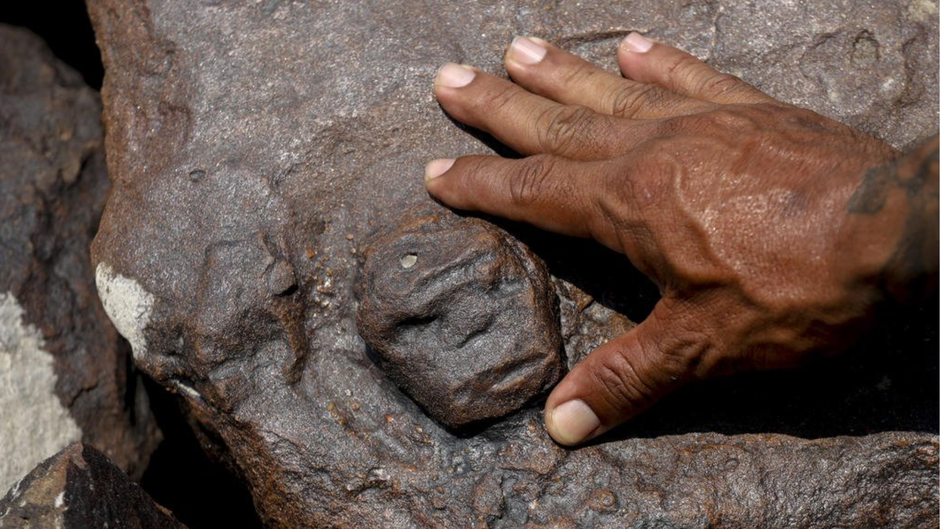 Seca no Amazonas revela pedras com gravuras de até 2.000 anos atrás