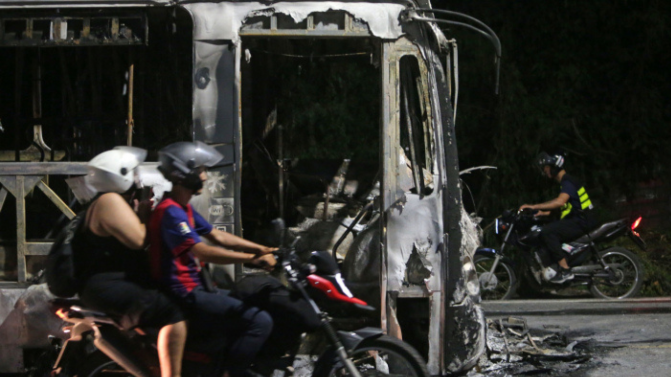 Após dia de terror, Rio teve menos ônibus circulando nesta terça-feira