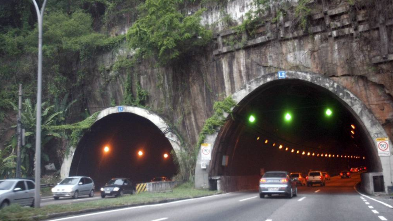 Túnel Rebouças reabre com atraso e deixa trânsito caótico em seus arredores