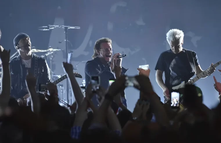 Após lançamento de nova música, U2 faz show histórico