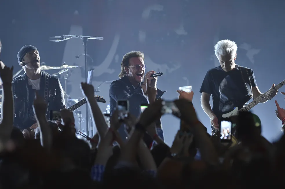 Após lançamento de nova música, U2 faz show histórico