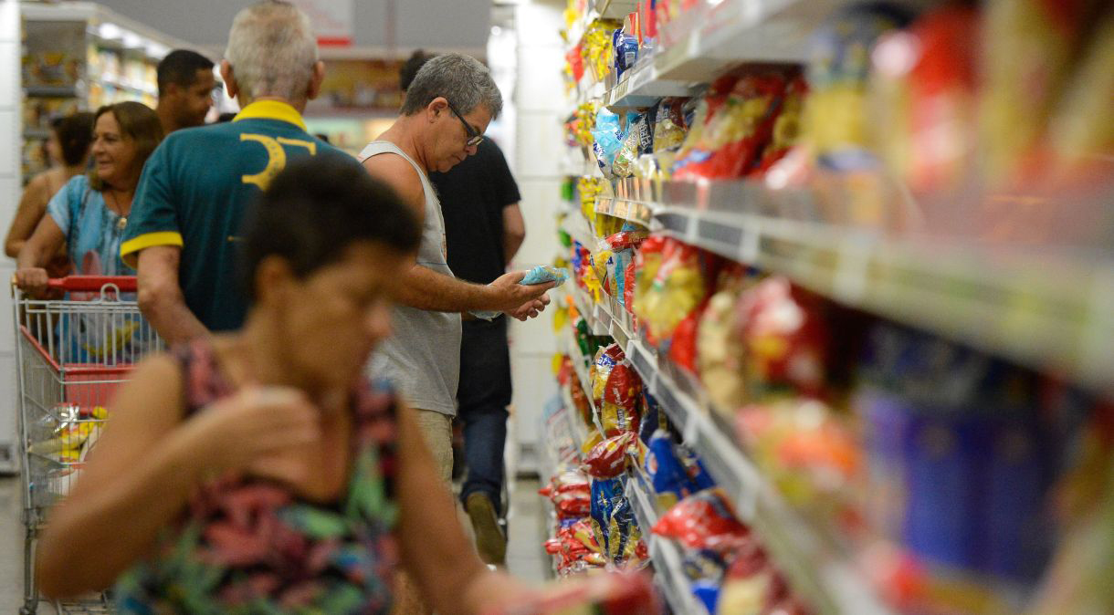 Prévia da inflação do IBGE indica aceleração em novembro, puxada pela alimentação