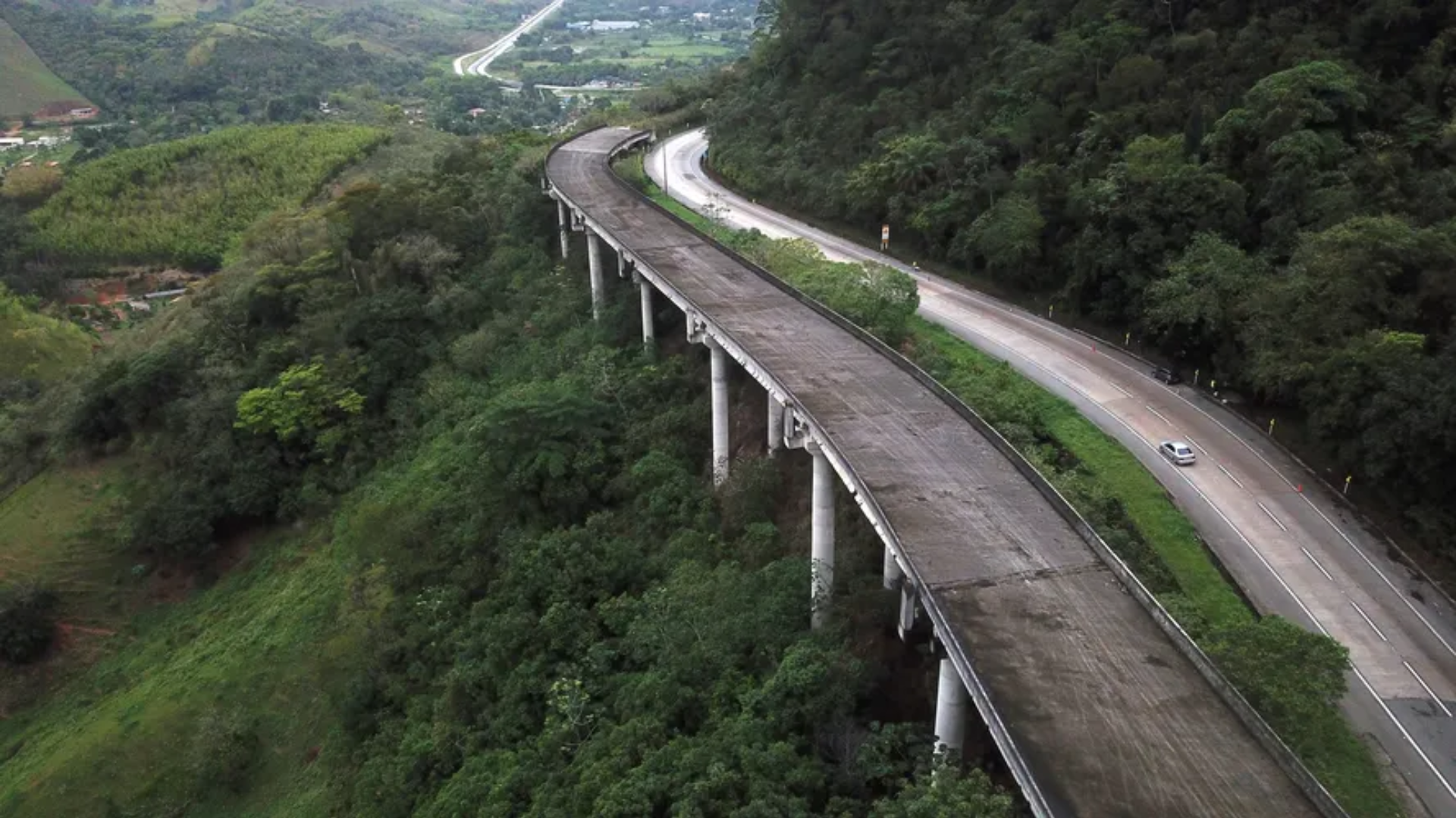 Temporal deixa Teresópolis e Petrópolis sem luz e moradores protestam na BR-040