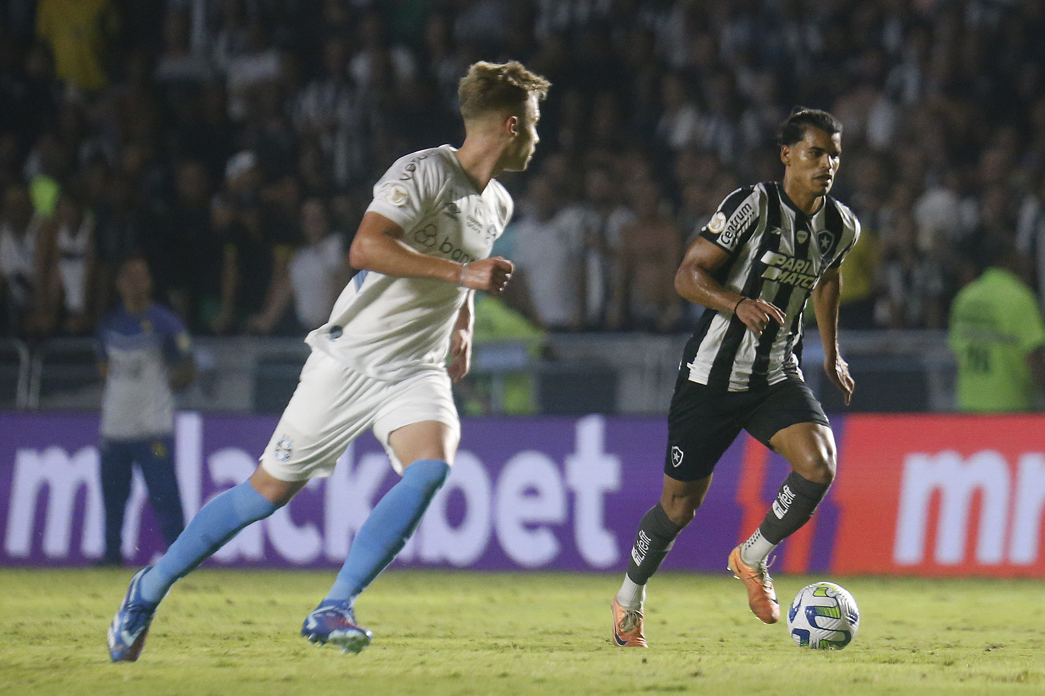 #Brasileirão: Botafogo toma virada de 4 a 3 pro Grêmio, mas mantém o 1° lugar