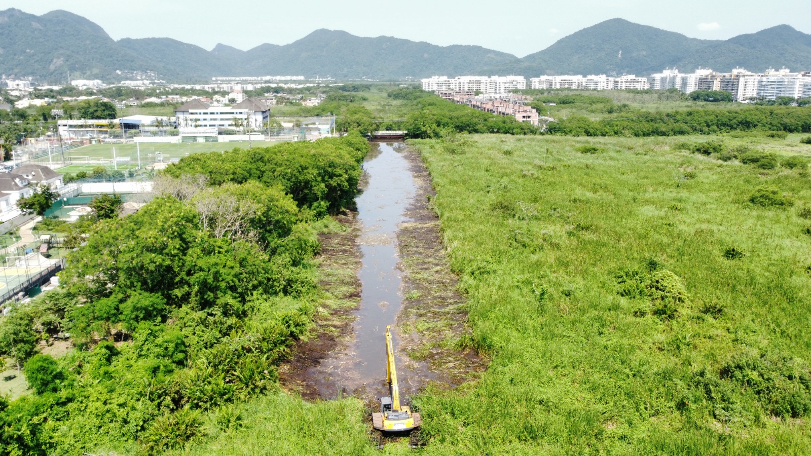 Canal do Cortado, no Recreio, recebe serviço de limpeza pela Prefeitura do Rio