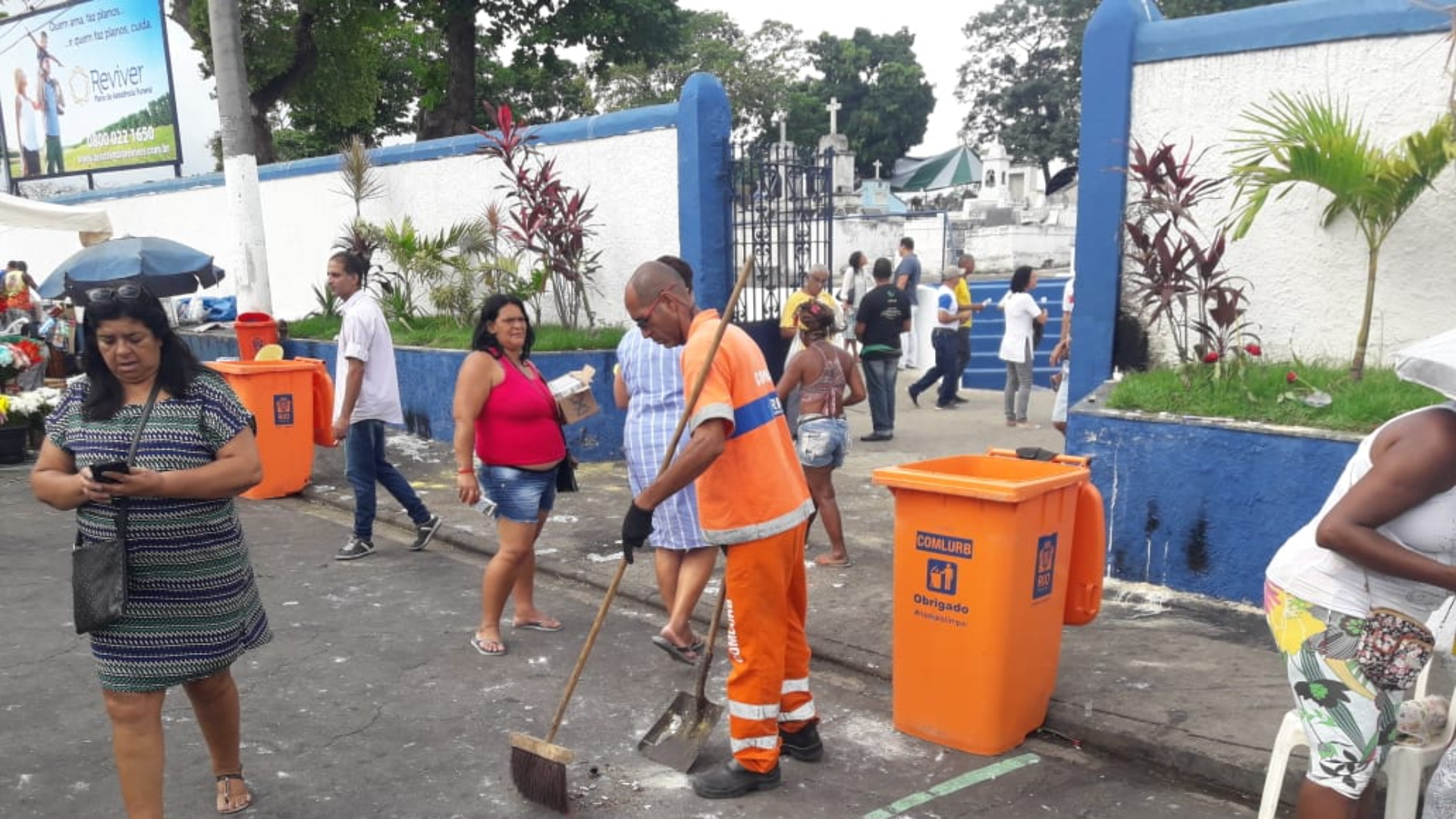 Comlurb intensifica limpeza em cemitérios para o ‘Dia de Finados’