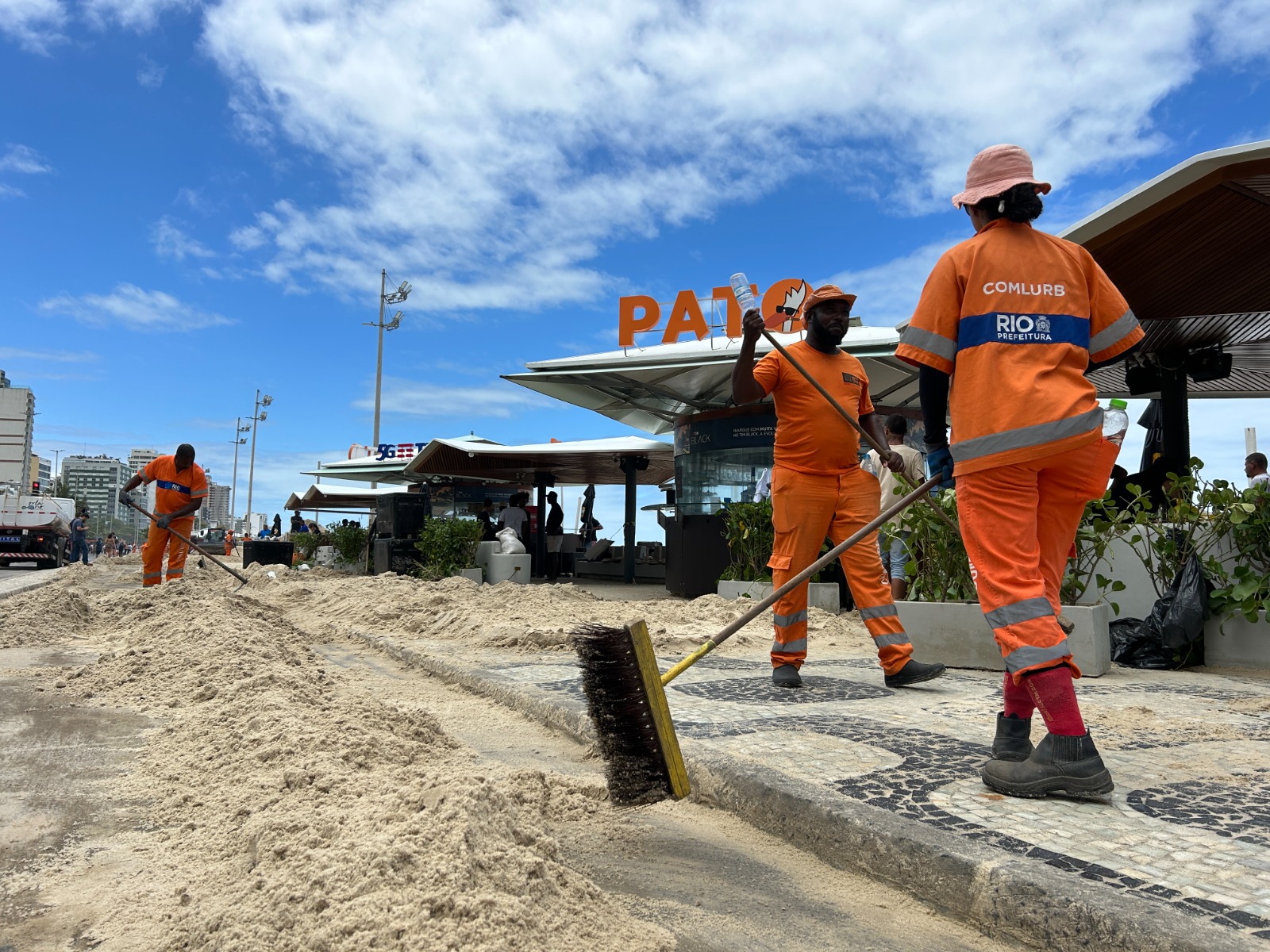 Comlurb realiza limpeza da orla do Leblon após ressaca do fim de semana