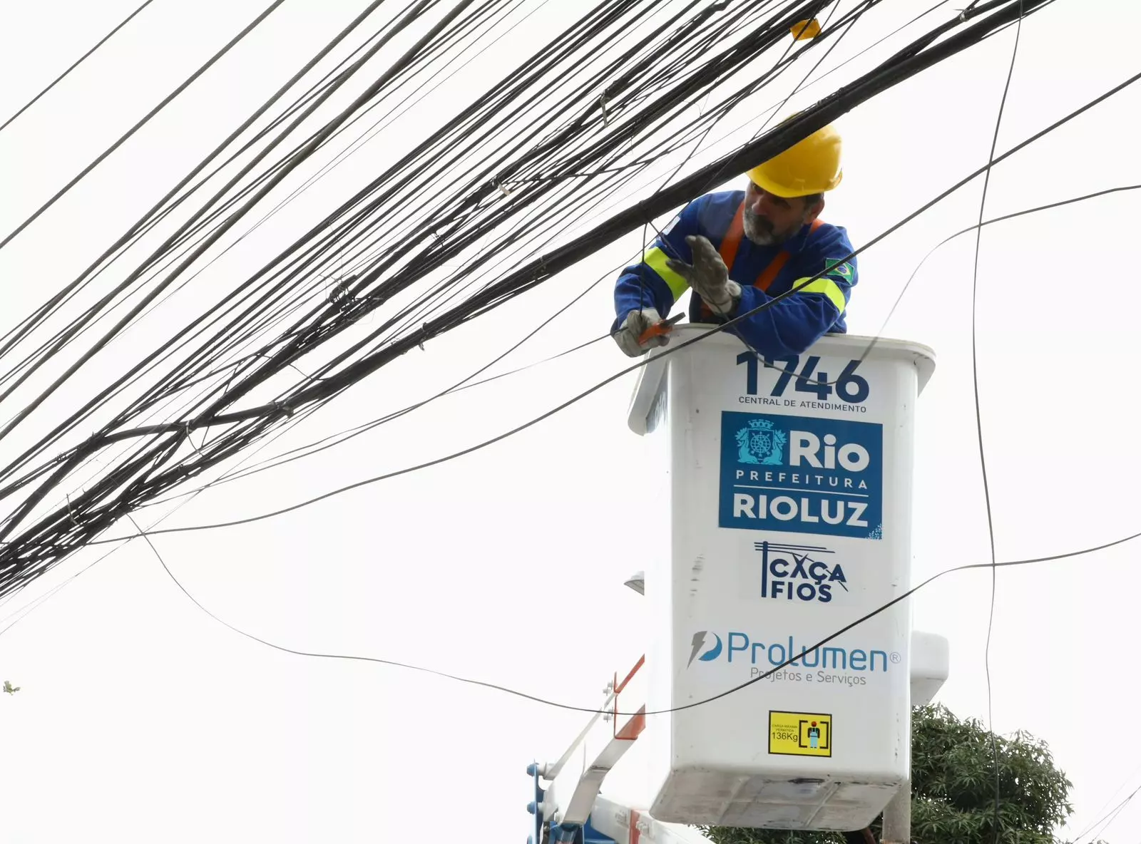 19 toneladas de fios clandestinos são removidos de postes espalhados pelo Rio de Janeiro