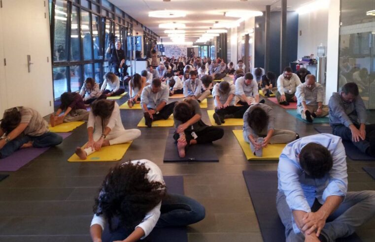 Yoga no escritório: prática melhora a rotina de trabalho em empresas