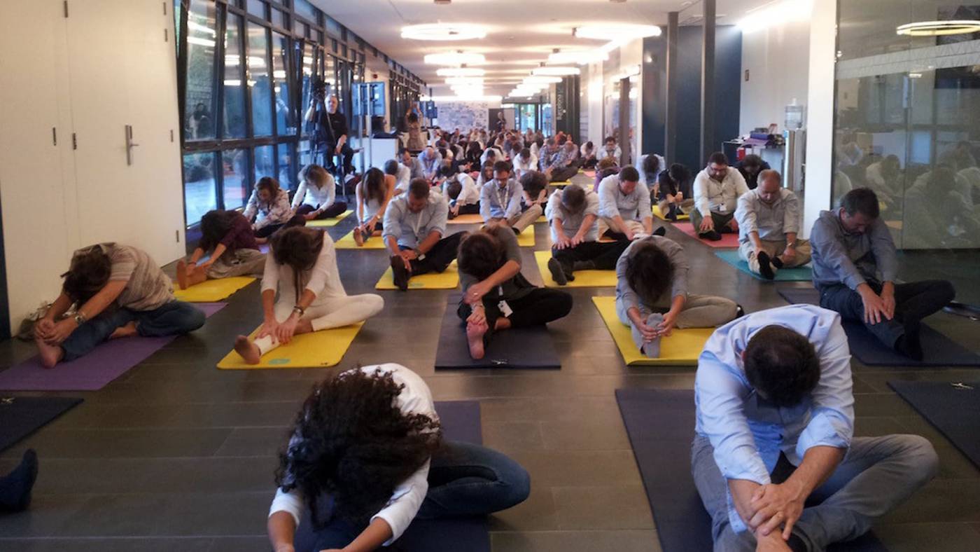 Yoga no escritório: prática melhora a rotina de trabalho em empresas