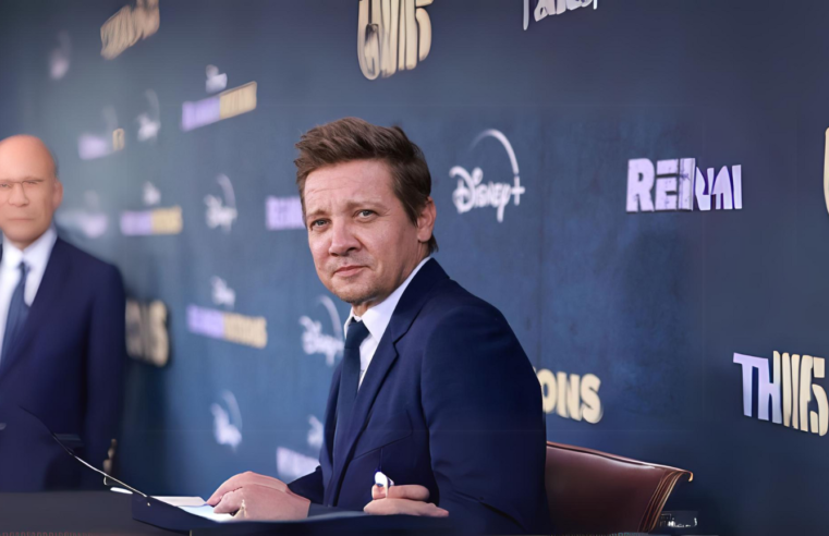 Ator Jeremy Renner anuncia carreira musical após seu acidente quase fatal