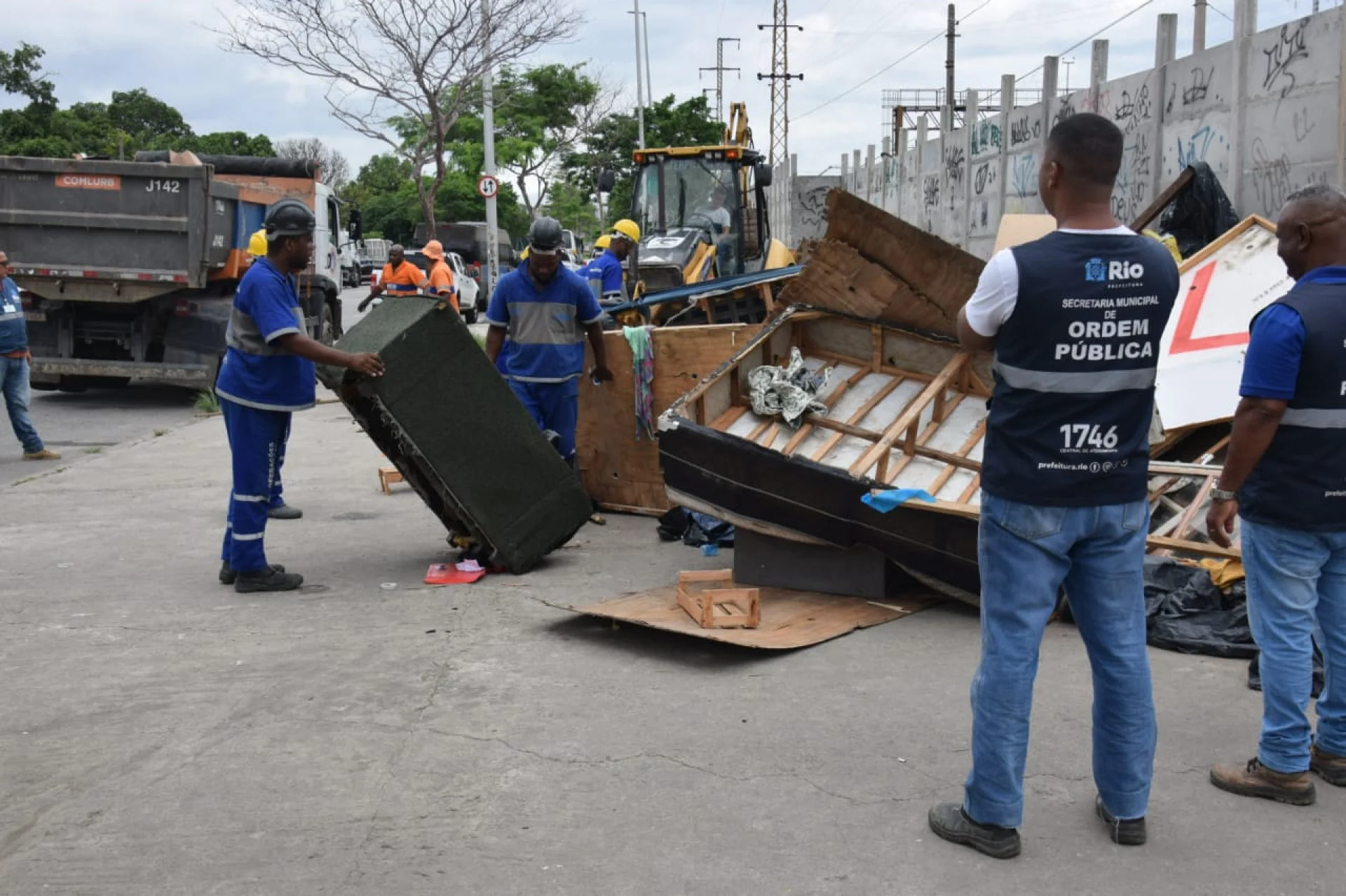 Prefeitura remove 40 toneladas de lixo e 14 estruturas no entorno do Maracanã