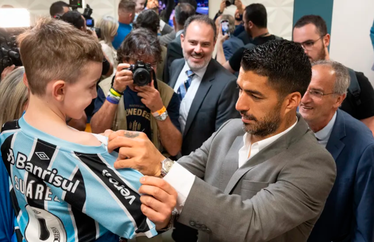 Suárez recebe medalha Farroupilha e fala em tom de despedida do Grêmio