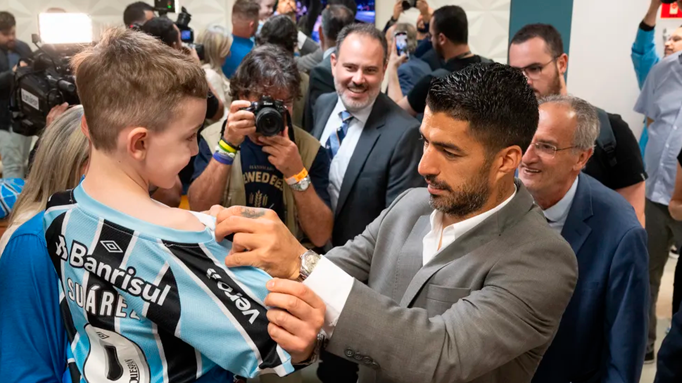 Suárez recebe medalha Farroupilha e fala em tom de despedida do Grêmio