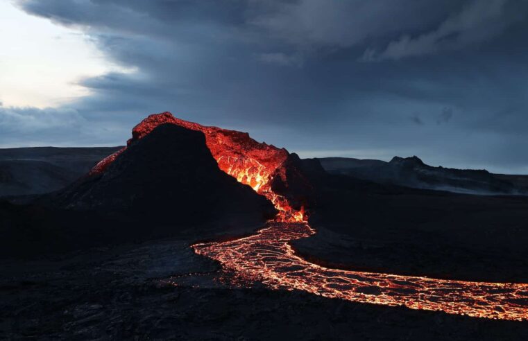 Erupção vulcânica iminente ameaça cidade na Islândia