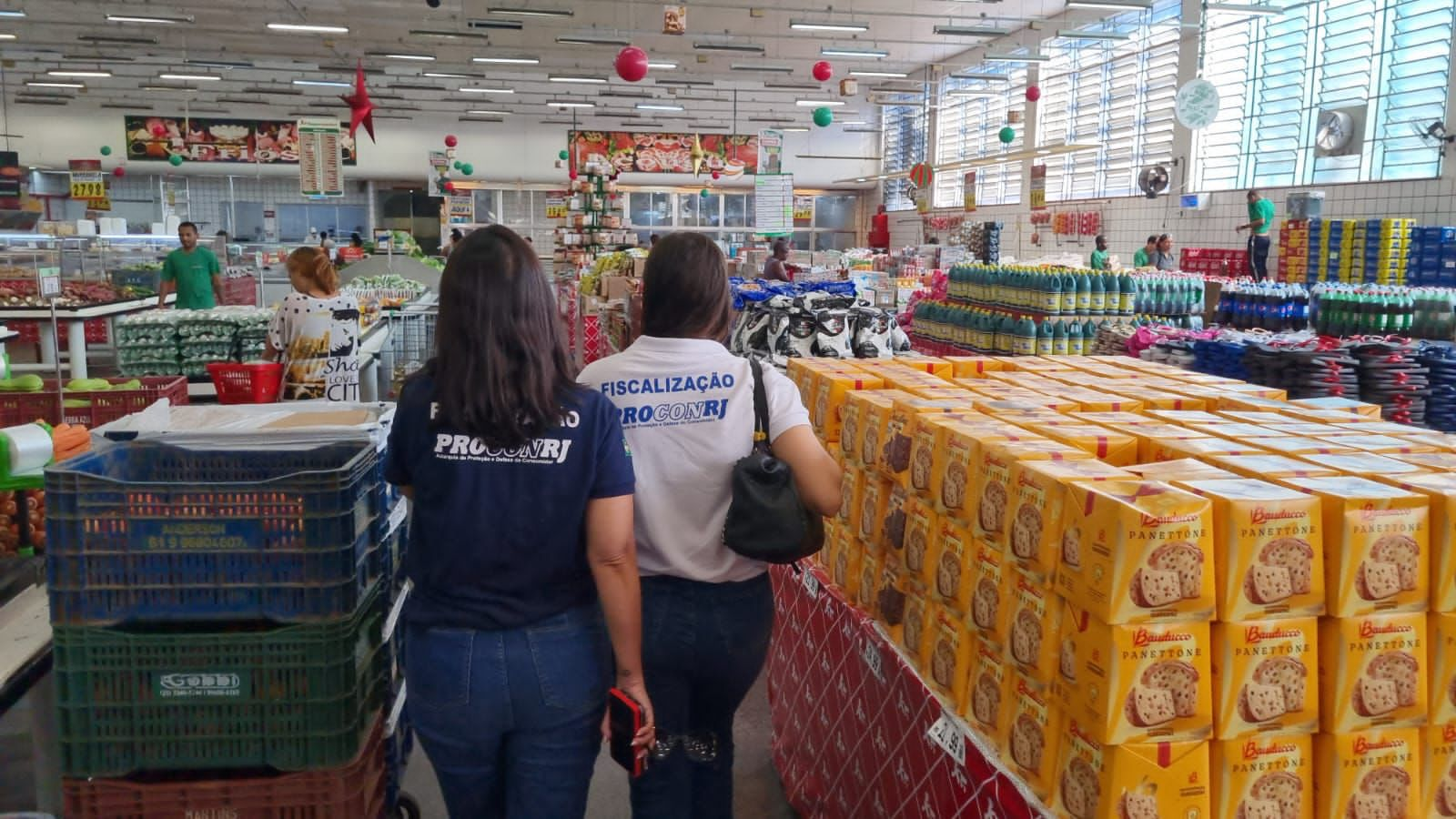 Procon-RJ encontra baratas em supermercados e descarta mais 400kg de comida imprópria