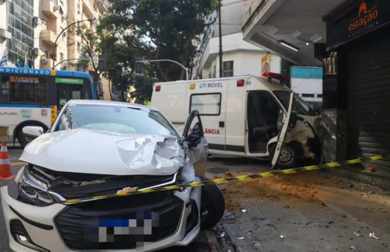 Acidente entre ambulância e carro deixa 4 feridos em Copacabana