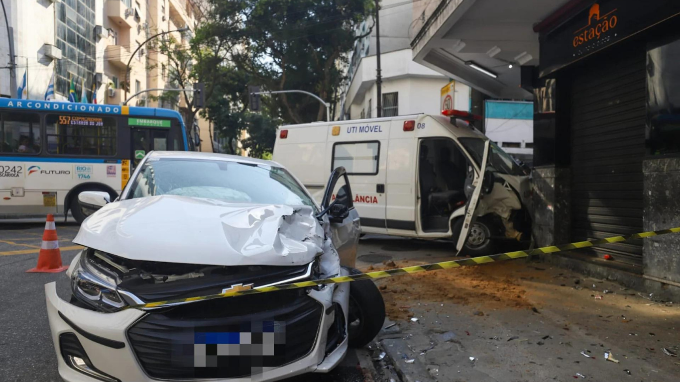 Acidente entre ambulância e carro deixa 4 feridos em Copacabana