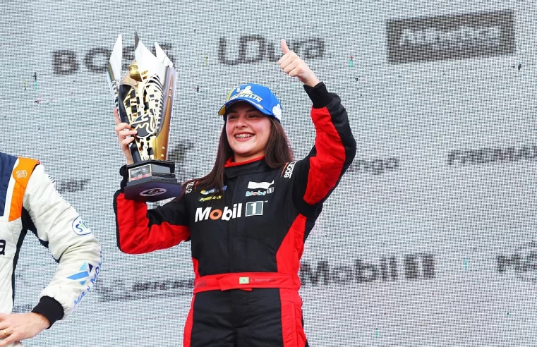 Antonella Bassani é a primeira mulher e piloto mais jovem campeã da Porsche Cup